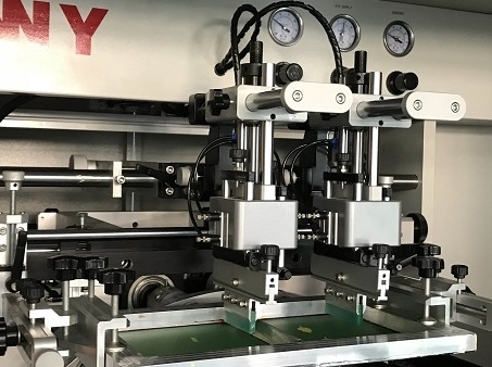 Machine d'impression à écran à bouteille de mascara sans registre mécanique ou optique