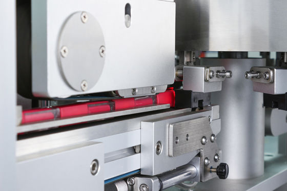 2 kW 220VAC PLC contrôlée machine d'étiquetage du rouge à lèvres avec 60-90 pièces/min